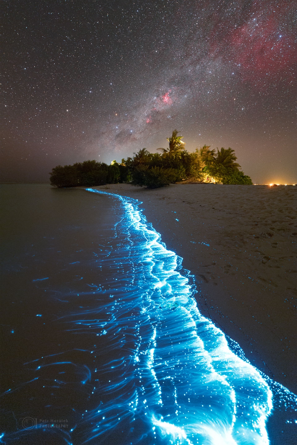 "Mléčná dráha nad tyrkysovou říší divů" byl 40. snímek dne NASA Petra Horálka. Ukazuje jasnou zář planktonu na Maledivách pod Mléčnou dráhou plnou vodíkových mlhovin. © Petr Horálek